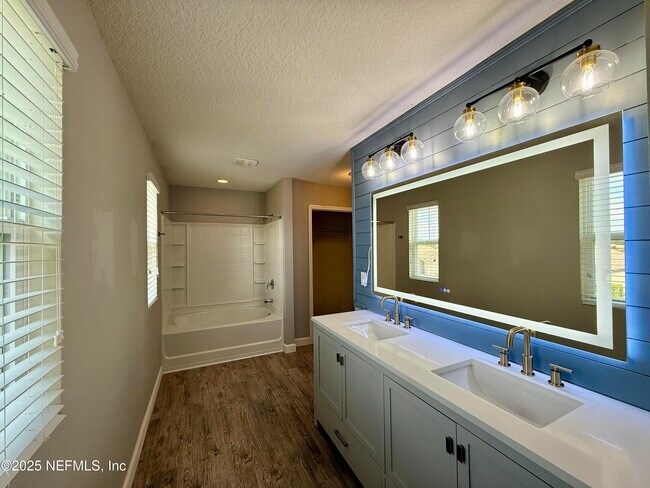 Building Photo - 2200 Pebble Point Dr