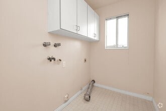 Building Photo - Amazing 4 Bed - 3.5 Bath, Pet-Friendly Lay...