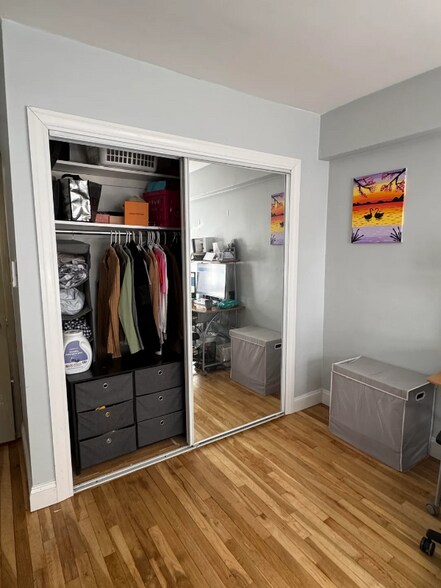 Building Photo - 345 E 54th St