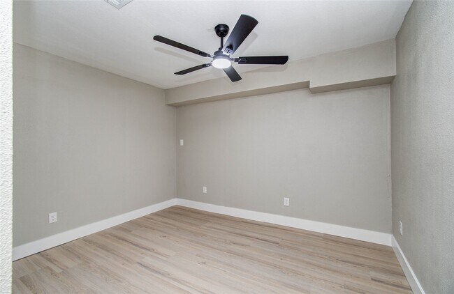 Building Photo - 7918 Bayside Dr