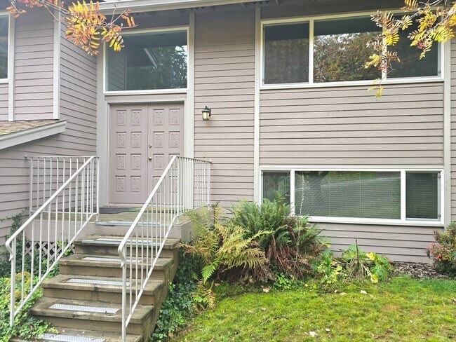 Building Photo - 4 Bedroom 3 Bath in Lake Forest Park