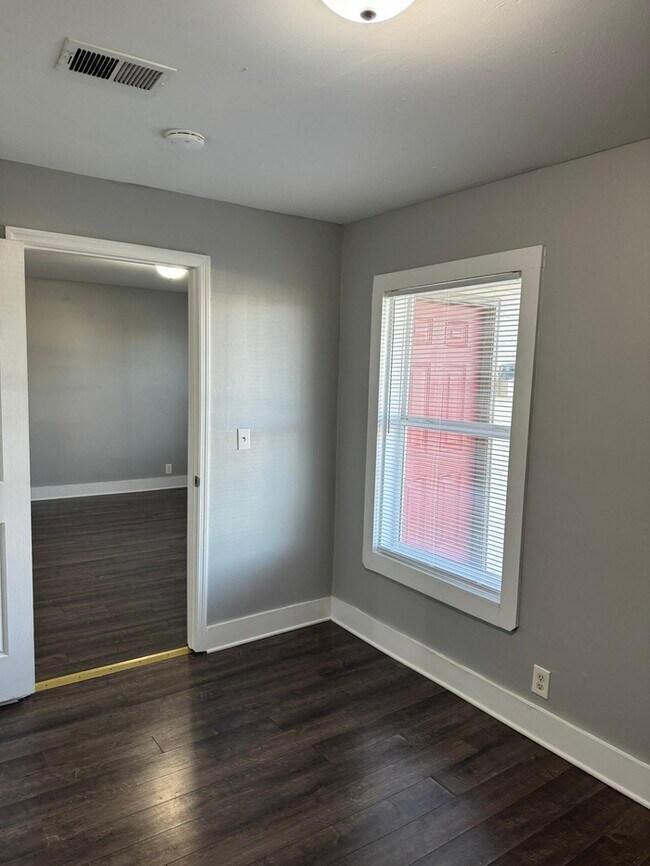 Building Photo - 1609 17th Ave N