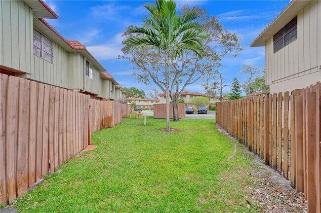 Building Photo - 12 NE 20th Ct