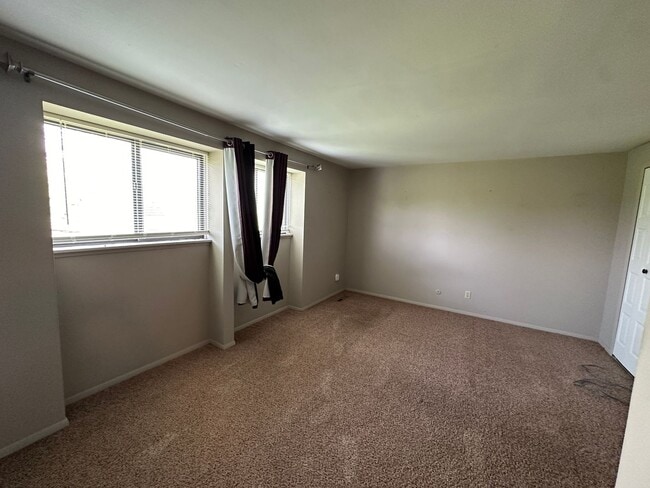 Building Photo - 2 Bedroom Townhome in Western Schools