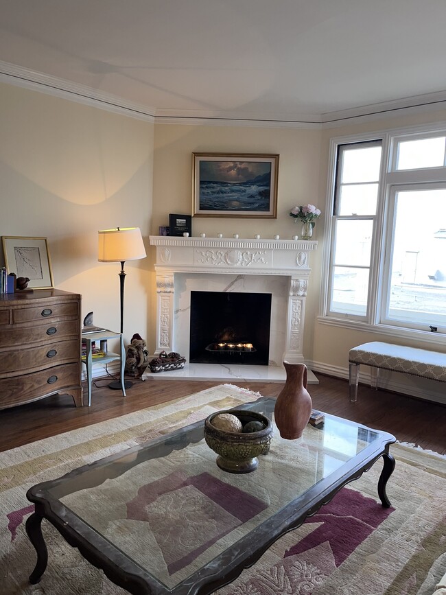 A central fireplace and a neatly arranged 20th century coffee table - 1880 Jackson St