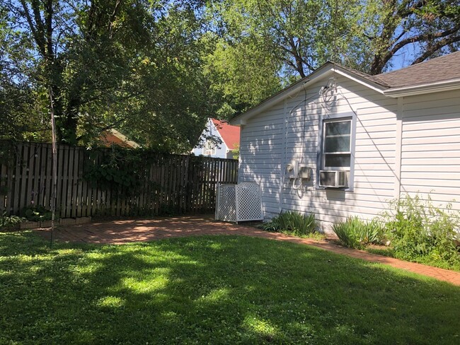 Building Photo - Cottage in Eastport!