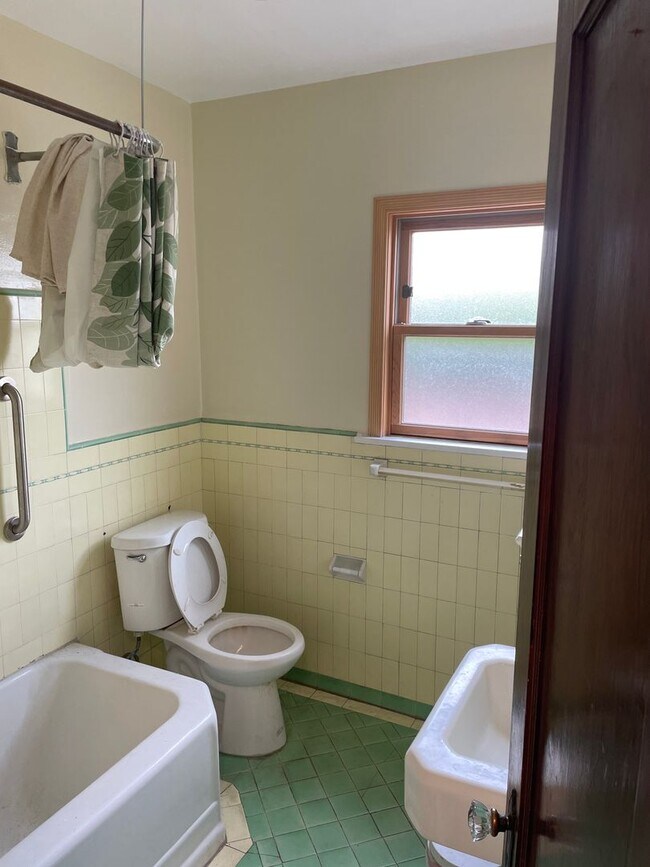 Building Photo - APT PRIMROSE