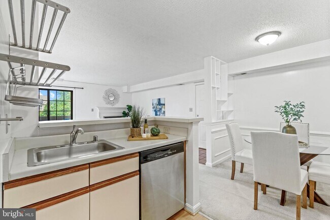 Building Photo - 6921 Mary Caroline Cir
