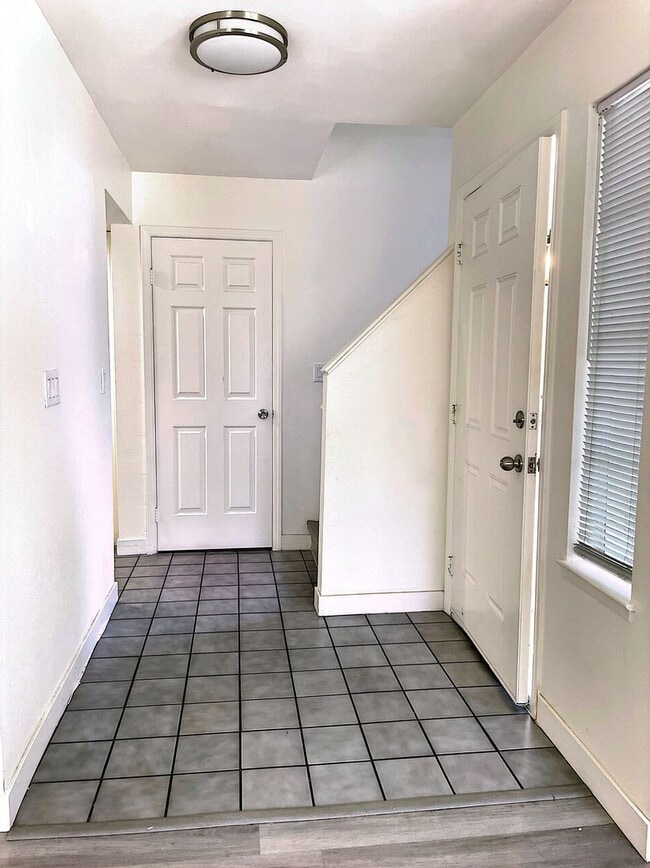 Building Photo - 2419 N Clark St