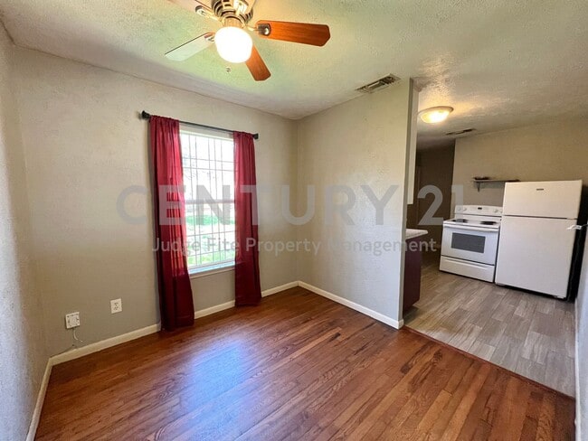 Building Photo - Cute 2/1/1 in Fort Worth Ready For Move-In!