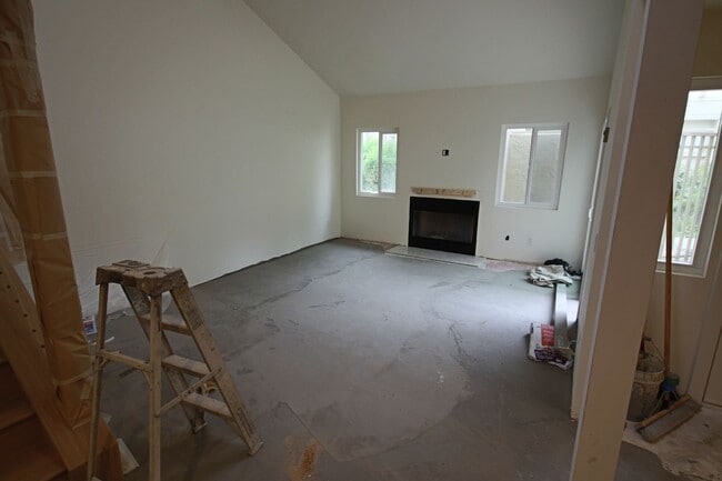 Building Photo - Completely Remodeled 3br Townhome in UTC