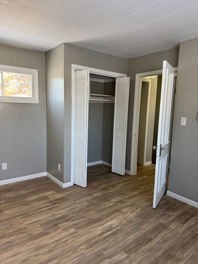 Building Photo - 4br 2bth large sun room and big fenced in backyard