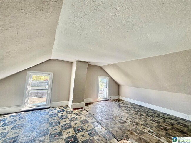 Building Photo - 520 Pulaski St