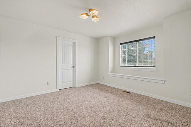 Building Photo - 2040 Kelly Dr