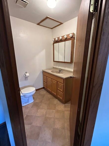 Building Photo - 422 E Broadway St