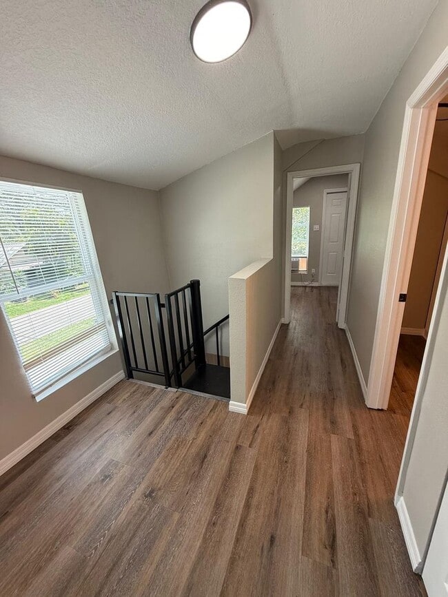 Building Photo - Renovated 2 bedroom, 2 bathroom duplex in ...