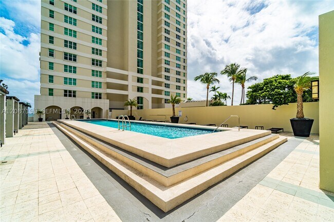 Building Photo - 800 Claughton Island Dr