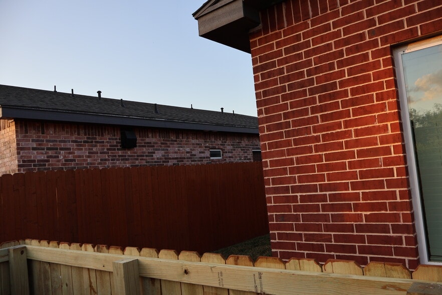 Building Photo - 1005 Hidden Hills St