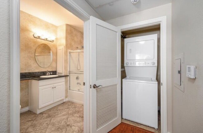 Building Photo - $2,750 - 1 Bed / 1 Bath Bottom Floor Beautiful Condo at Regents La Jolla