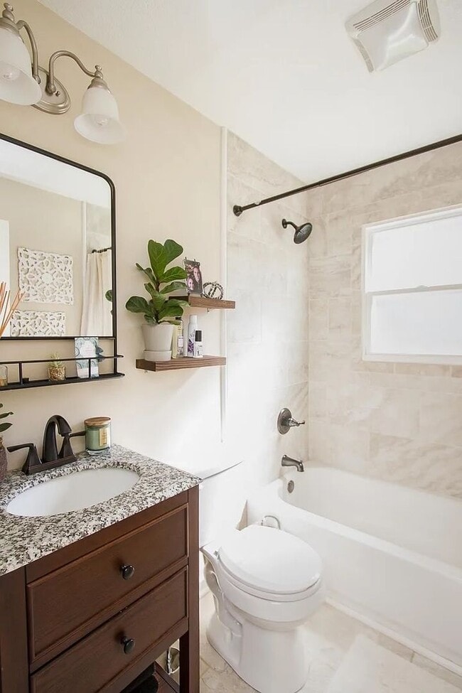 Building Photo - Gorgeous 3 Bedroom 2 Bathroom in Prairie V...