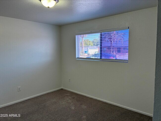 Building Photo - 2930 W Laurel Ln