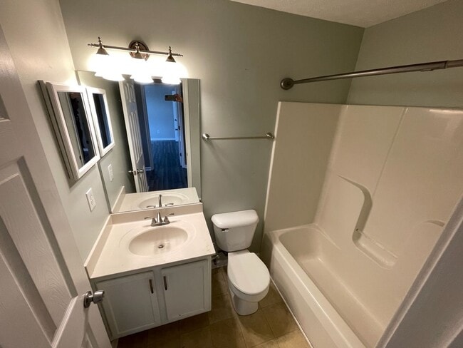 Building Photo - Updated East End Condo For Rent! So Nice