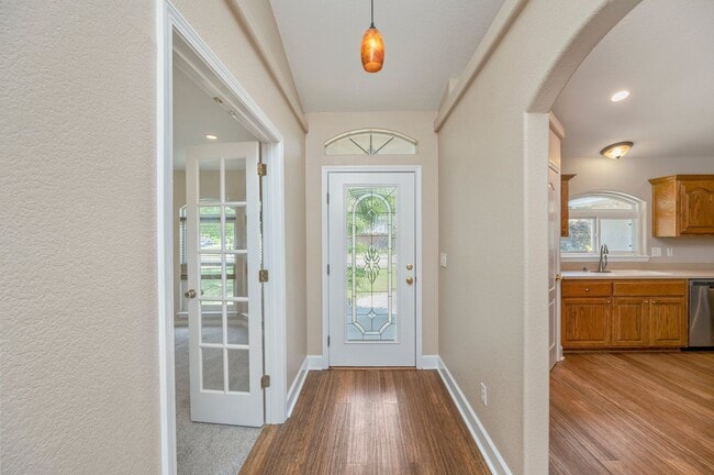 Building Photo - Spacious Home in Navarre!
