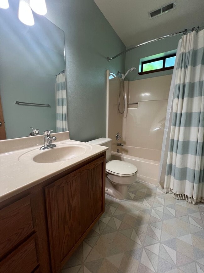 Building Photo - Gardener's Dream!  2 Bedroom house on quiet corner lot