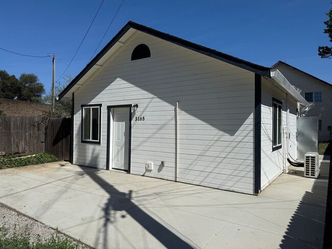 Building Photo - AVAILABLE NOW!  Newly Remodeled 1 bedroom, 1 bath in downtown area, won't last long!