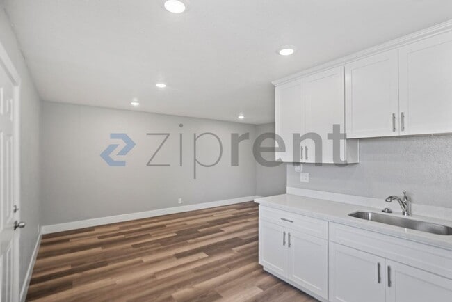 Building Photo - 26910 Manon Ave