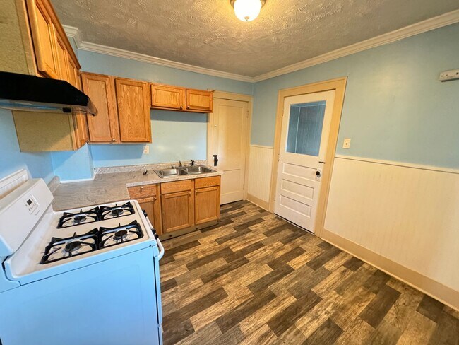Building Photo - Updated 2-Bedroom, 1-Bathroom Home – $950/...