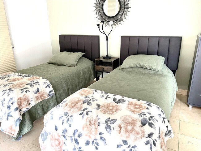 Building Photo - 3500 Mystic Pointe Dr