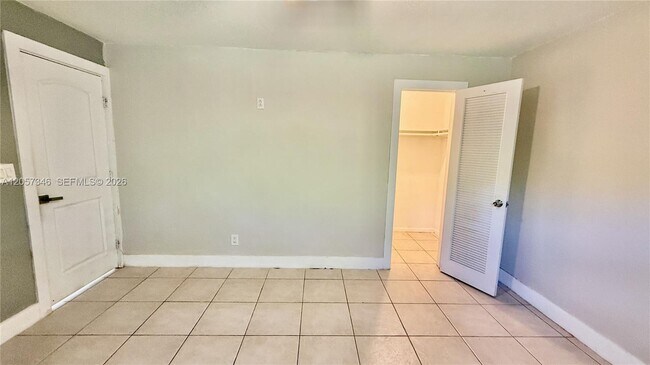 Building Photo - 320 Holloway Dr