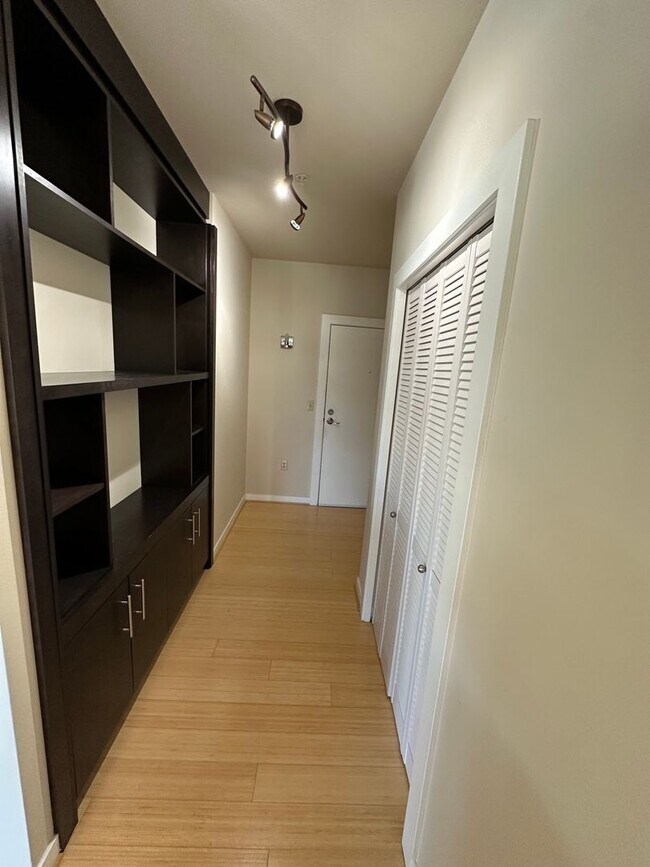 Building Photo - Light and Bright Top floor 1bd 1bath Condo!
