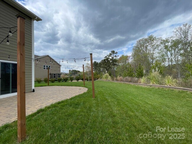 Building Photo - 3044 Spinner Ct