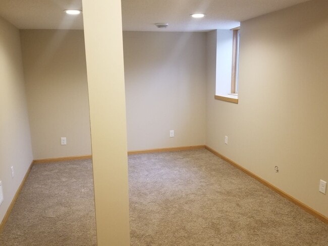 Building Photo - 5 Bedroom Multi-Level