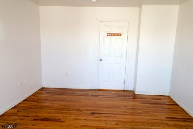 Building Photo - 524 Mulberry St