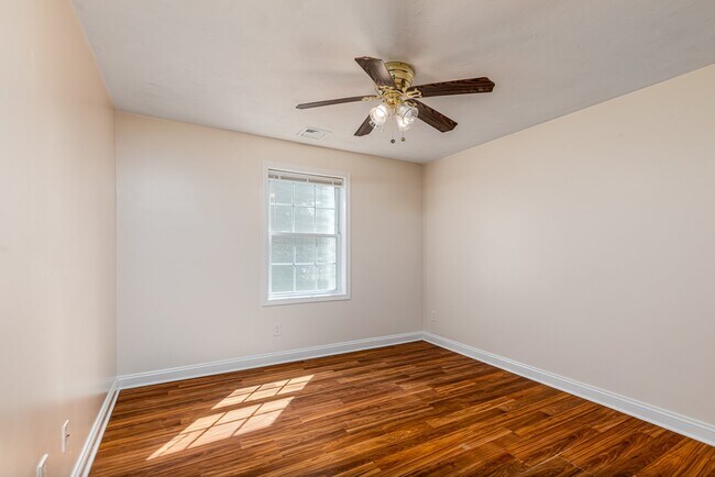 Building Photo - 12 Woodbury Ct