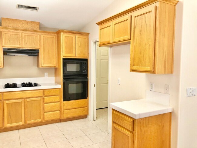 Building Photo - Light & Bright Single-Story Home in the Heart of Fallbrook, Complete with Private, Fully Fenced B...