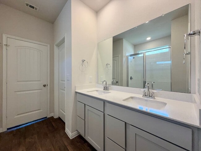 Building Photo - 904 Vogel Dr