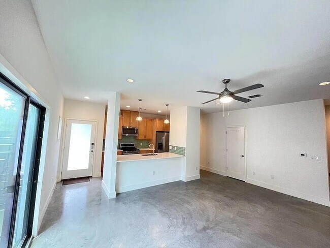 Building Photo - 2101 Montopolis Dr