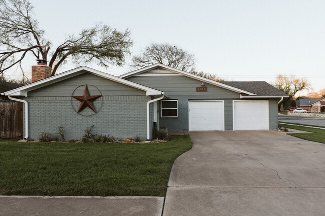 Building Photo - 1300 Thornridge Rd