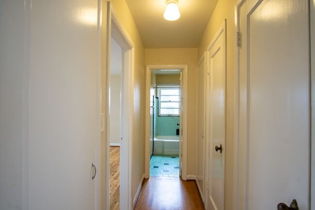 Building Photo - Fabulous Nob Hill 1Bdr Corner Apartment in Courtyard Building!