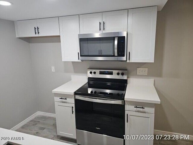 Building Photo - Absolutely Stunning Remodeled 2 Bedroom Co...