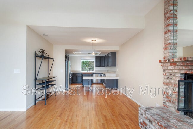 Building Photo - 846 S Cedros Ave