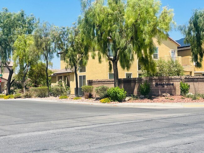 Building Photo - Newly Renovated 5 bd, 3 bth, Loft, w/ down...