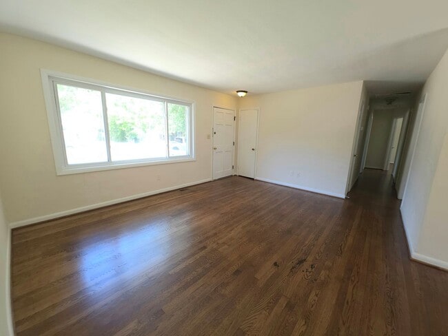 Building Photo - Move In Ready 3 Bedroom Ranch!