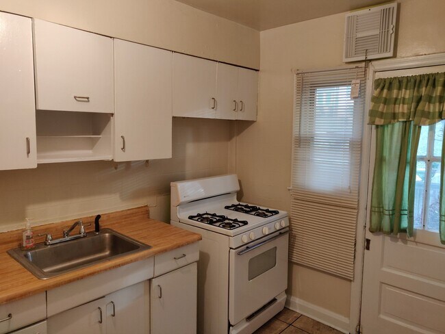 Building Photo - Charming 3 Bedroom/1.5 Bathroom Townhome in Cameron Village, MD!
