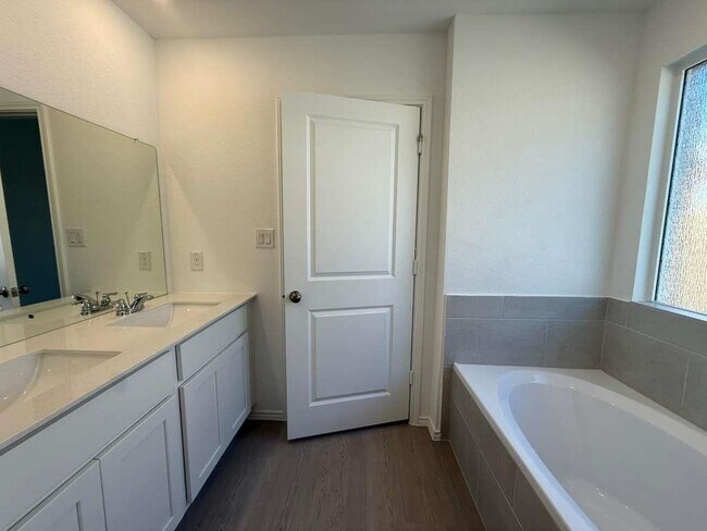 Building Photo - 577 Sormonne Lp