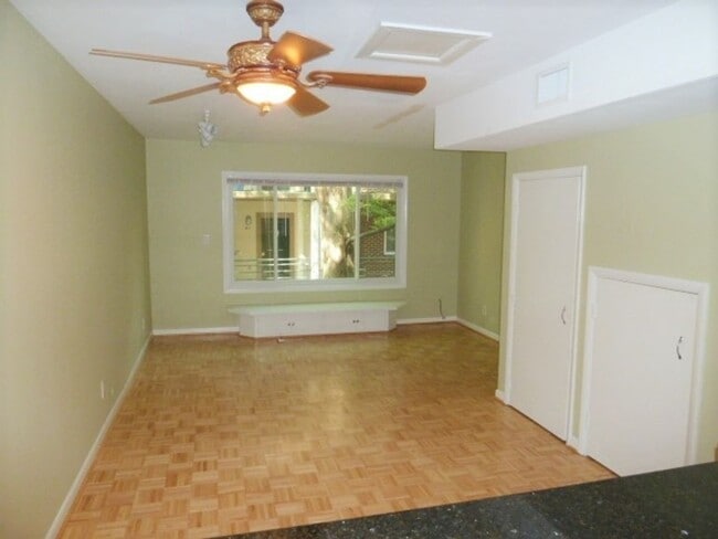 Building Photo - Sleek, Stylish 2br 2ba upper level condo in Chancellor Square, walking distance to Campus, downtown!